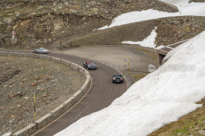 阿尔卑斯山上的保时捷911和718 Boxster跑车